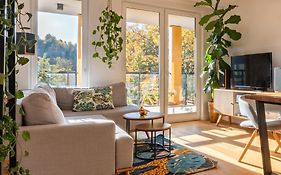 Green Oasis - Free Parking, Big Balcony, Private Park